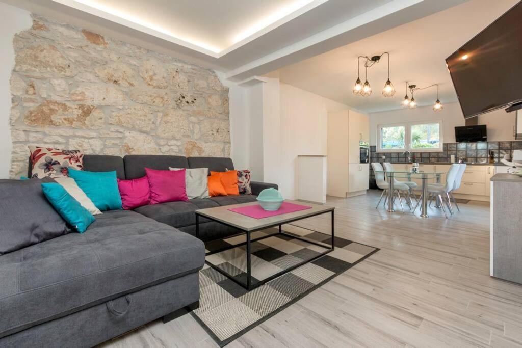 Predivan Novouredeni Apartman U Blizini Mora 반졸레 외부 사진