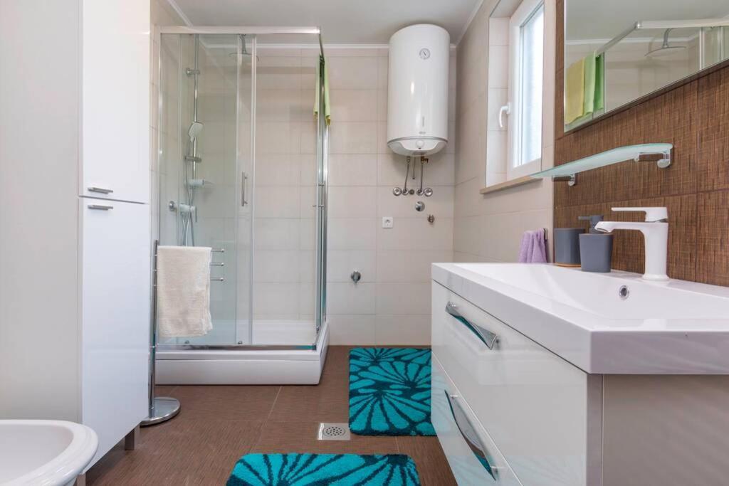Predivan Novouredeni Apartman U Blizini Mora 반졸레 외부 사진