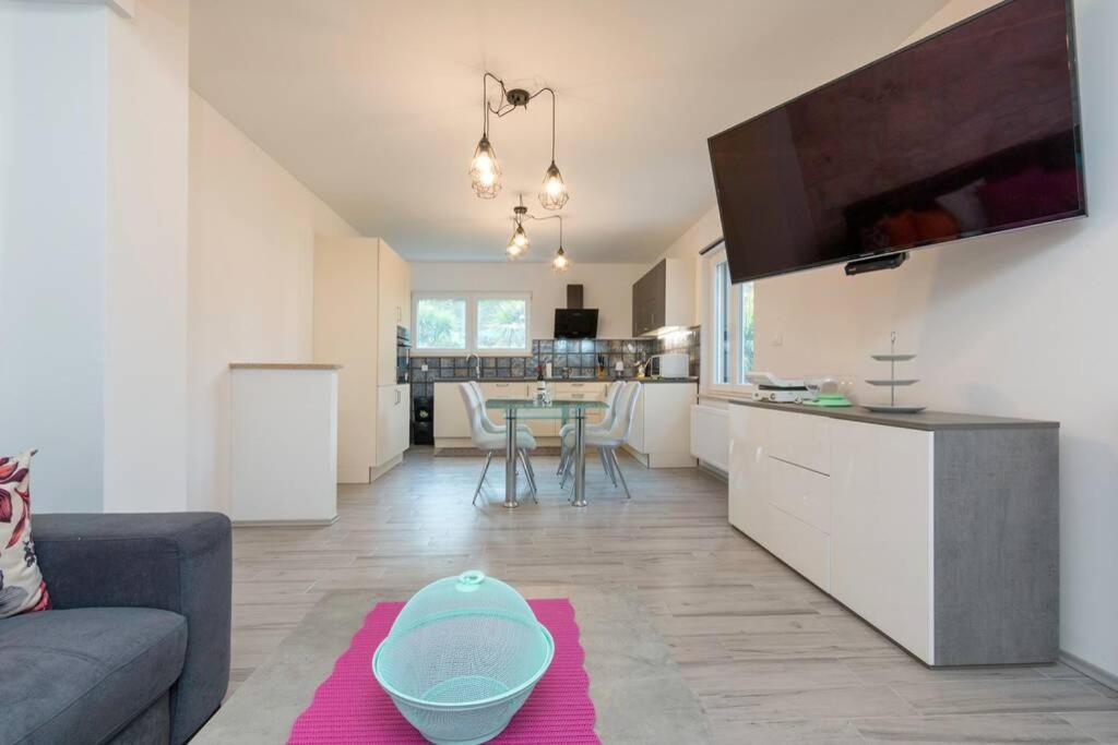 Predivan Novouredeni Apartman U Blizini Mora 반졸레 외부 사진