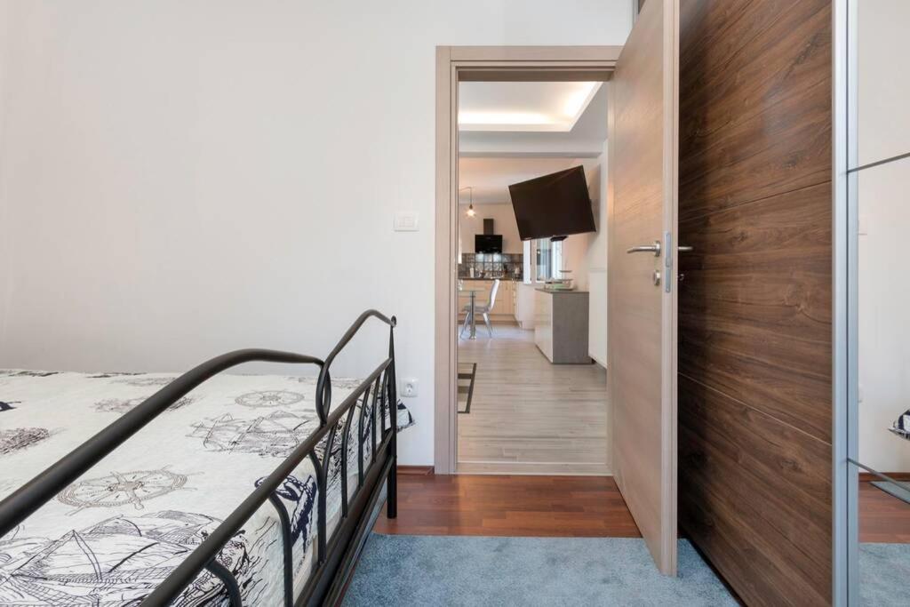 Predivan Novouredeni Apartman U Blizini Mora 반졸레 외부 사진