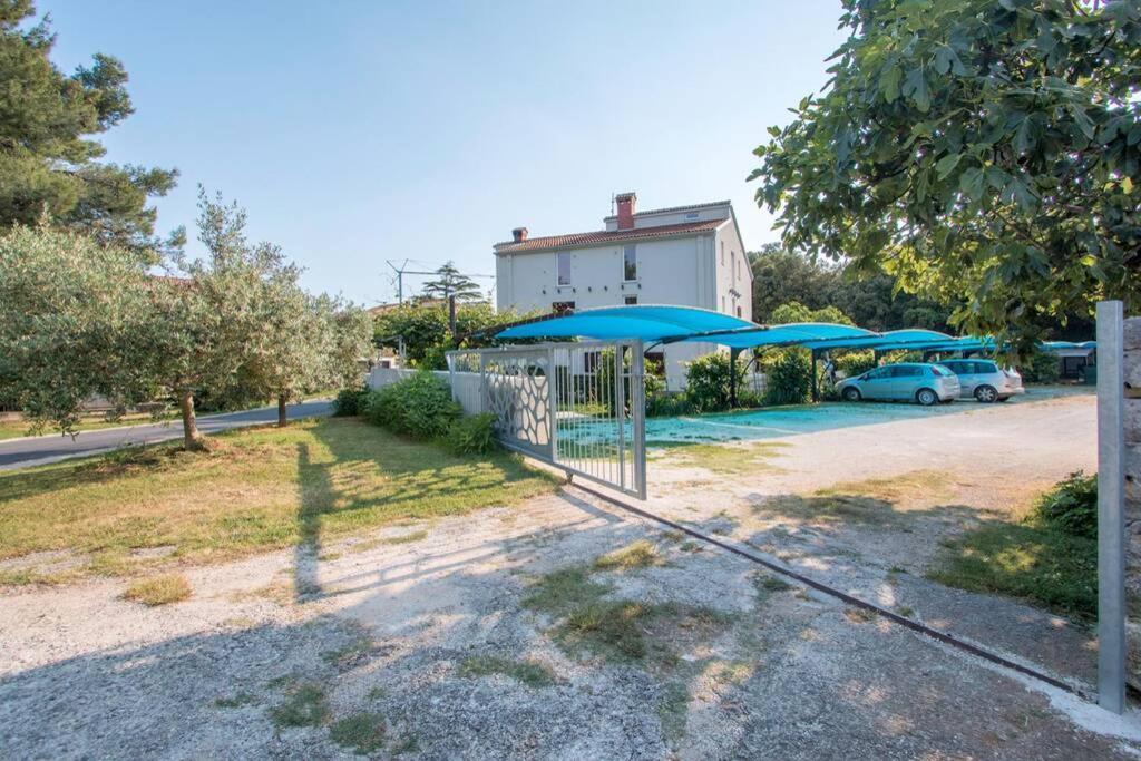 Predivan Novouredeni Apartman U Blizini Mora 반졸레 외부 사진
