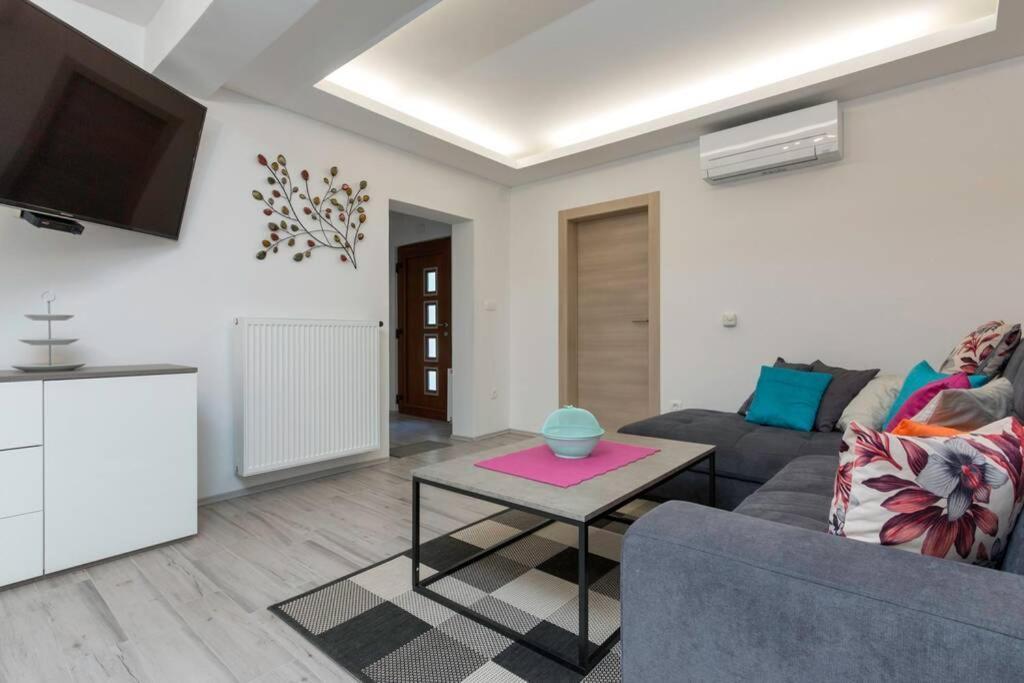 Predivan Novouredeni Apartman U Blizini Mora 반졸레 외부 사진