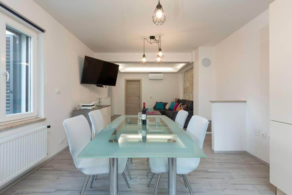 Predivan Novouredeni Apartman U Blizini Mora 반졸레 외부 사진